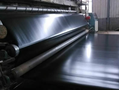 在機(jī)器上生產(chǎn)中的ecb防水板