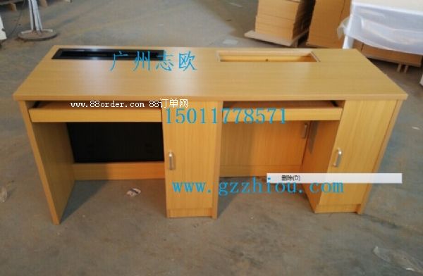 �S��ֱ�N�X�Ͻ��ɫ������Һ����һ�w������