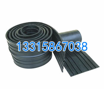一卷中埋式橡膠止水帶和一卷外貼式橡膠止水帶